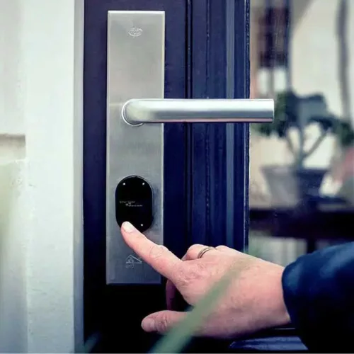 Shelly LOQED érintős okos Wi-Fi + Bluetooth zár, ezüst színű